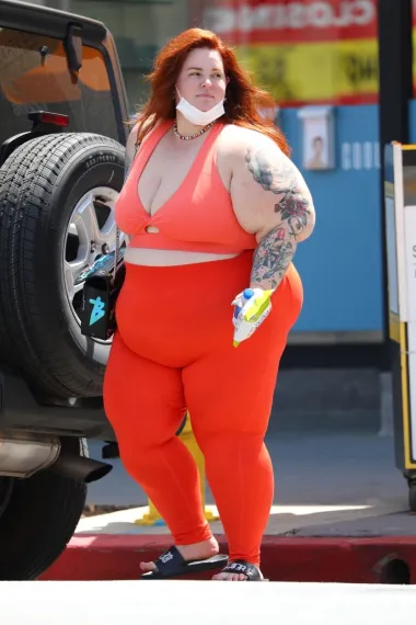 Veliku zagovornicu veće zastupljenosti plus size modela u modnoj industriji na Instagramu je prati 2.1 mlijuna obožavatelja, a nedavno je rekla da je odustala od svađe s ljudima koji tvrde da je nezdrava zbog svoje težine, rekavši da to "nije ničija stvar". Sa svojih 140 kilograma, Tess je ujedno plus size model koji izaziva najviše rasprave. 