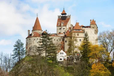 Priča o najslavnijem vampiru svijeta, grofu Drakuli, smještena je u Rumunjsku Transilvaniju, u točno ovaj kameni dvorac oko kojeg se pletu razne uklete priče i legende. Danas je pak u dvorcu moguće prespavati, na vlastitu odgovornost naravno, ali ga posjetiti i tijekom dana. Ovaj se dvorac, koji je pripadao grofu Drakuli, inače naziva Bran, a nalazi se na vrhu 200 metara visokih stijena, duboko u šumi. 