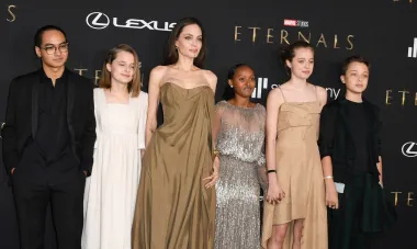 Najveće oduševljenje izazvala je Zahara, koja se pojavila u majčinoj haljini s potpisom Elie Saab Couture, prekrasnoj srebrnoj haljini koju je Jolie nosila na dodjeli Oscara 2014. godine.