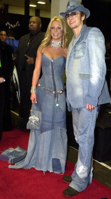 Još jedan par na ovoj listi su i Britney i Justin. Zlatni par ranih 2000-ih koji je, baš kao i Beckhamovi, obožavao crvene tepihe pohoditi modno usklađeni. Tako su jednom prilikom 2001. obukli i ovu matching kombinaciju traper haljine i odijela, uz obilje teškog nakita, te time ušli u povijest mode kao jedan od najgore odjevenih celebrity parova. 