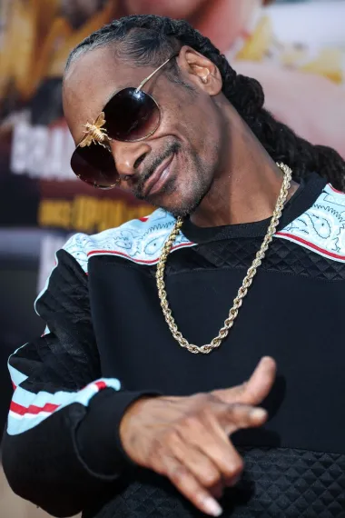 Calvin Cordozar Broadus, Jr., bolje poznat po svom umjetničkom imenu Snoop Dogg, američki je reper, pjevač, glazbeni producent, glumac i tekstopisac. Snoop Dogg je poznat kao MC na hip hop Zapadnoj sceni i jedan od najvidljivijih Dr. Dreovih suradnika, a ove je godine u listopadu navršio 50 godina.