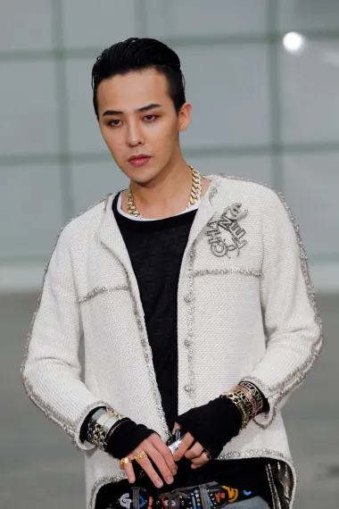 Kwon Ji-yong, poznat pod umjetničkim imenom G-Dragon, južnokorejski je reper, poznat i kao &quot;kralj K-popa&quot;. Ovaj je 33-godišnjak službeno debitirao 2006. godine, kao vođa južnokorejske grupe Big Bang, koja je postala jedan od najprodavanijih dječačkih bendova na svijetu.