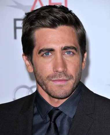 Po mnogima najljepše muške holivudske plave oči pripadaju glumcu Jakeu Gyllenhaalu. Naime, Jake je postao zvijezda još kao dječak, a snima filmove još od ranih 2000-ih. Tako smo pred kamerama svjedočili kako se pretvorio od slatkog dečkića u frajera od 41 godinu koji oduševljava i ulogama i izgledom. Njegov su zaštitni znak upravo prodorne i velike plave oči koje nikoga ne ostavljaju ravnodušnim. 
