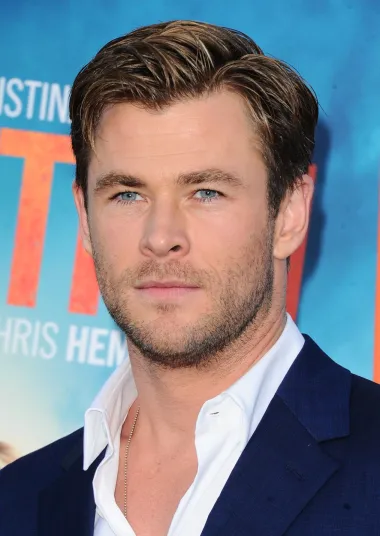 Chris Hemsworth je vjerojatno najslavniji Australac današnjice. Moćni &quot;Thor&quot; izgleda apsolutno savršeno - ima božanstveno mišićavo tijelo i plave oči anđela, a za njim venu žene diljem svijeta. Ipak, 38-godišnji Chris već je dugi niz godina u sretnom braku sa Španjolkom Elsom Pataky s kojom ima i troje djece. 