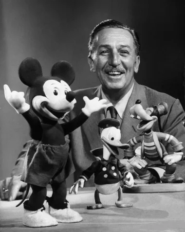 Godine 1919. Disney je otpušten s jednog od svojih prvih poslova u animaciji u novinama Kansas City Star jer je njegov urednik smatrao da mu &quot;nedostaje mašte i nema dobrih ideja&quot;. No, to nije bio njegov posljednji neuspjeh. Disney je potom kupio Laugh-O-Gram, studio za animaciju, koji ga je kasnije doveo do bankrota. Konačno, odlučio se usmjeriti na profitabilnije područje: Hollywood. On i njegov brat preselili su se u Kaliforniju i osnovali Disney Brothers&apos; Studio, na kraju stvorili Mickeyja Mousea i Disneyland i osvojili 22 Oscara.