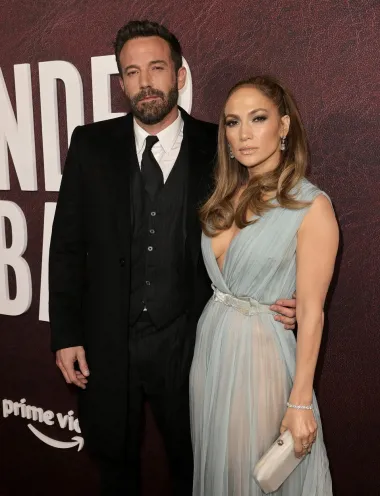 Jennifer Lopez bila je u braku tri puta i otkazala dvoje zaruke koje su za nju umalo završile brakom. Njezina prva dva braka s Ojani Noom i Crisom Juddom bila su kratkog vijeka i nisu potrajala ni godinu dana. Po treći put je rekla &quot;da&quot; Marcu Anthonyju pet mjeseci nakon što je prekinula zaruke s Benom Affleckom, ali njihov je brak završio razvodom sedam godina kasnije. Jennifer nije odustala od ljubavi, te je, još jednom, otvorila srce bejzbolašu Alexu Rodriguezu. Zaručili su se, a iako im se veza činila jakom, sve su prekinuli dvije godine kasnije. Nakon što se razišla s Alexom, Jennifer se ponovno spojila s Benom Affleckom, 17 godina nakon njihova prekida. Nadamo se da će ovaj put Ben biti &quot;taj&quot; za nju.