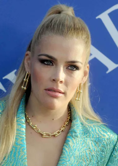 Busy Philipps, glumica koju pamtimo po ulogama u komedijama iz kasnih 1990-ih, još je jedna dama na našoj listi koja nimalo ne žali zbog svoje odluke. Naime, ostala je trudna kada je imala samo 15 godina te je tek krenula u srednju školu. Busy je danas aktivistica za ženska prava, aktivno se bori za liberalnije zakone po pitanju abortusa u SAD-u te je više puta pozivala žene da se uključe u kampanju #You KnowMe, a koja se bavi dijeljenjem priča žena koje su imale abortus u svom životu. Naime, ona smatra kako se o abortusu nedovoljno priča te da se ta tema treba normalizirati i prestati biti tabuom - jer statistike govore da svaka treća žena u svom životu ima abortus, pa zašto bismo onda to skrivali? Što sigurniji i dostupniji pobačaj trebao bi biti cilj svake vlasti, misli Busy. 