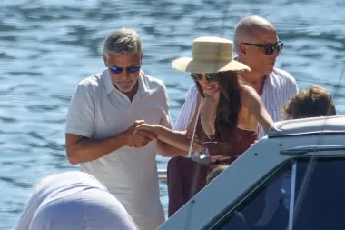 Clooney nije kavalir samo na crvenom tepihu nego i u svakodnevici. Tako je svojoj supruzi Amal bez razmišljanja pružio ruku kako bi se lakše iskrcala iz broda kojim su išli na obiteljsku večeru.