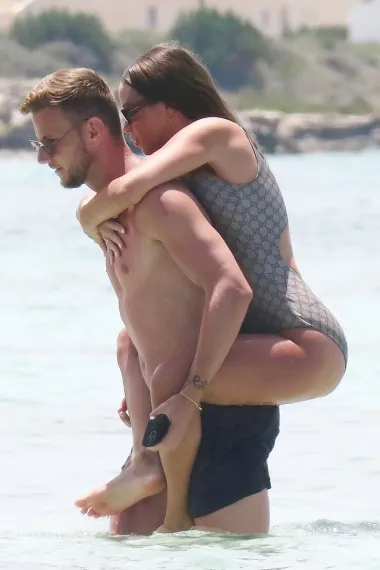 Zaljubljeni kao prvog dana: Ivan Rakitić uživa sa suprugom na plaži