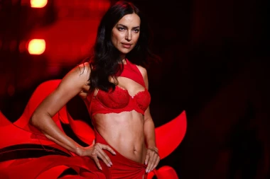 Viktorijine anđelice opet su osvojile svijet: Bella Hadid vodila je reviju Victoria's Secret