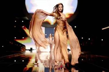 Viktorijine anđelice opet su osvojile svijet: Bella Hadid vodila je reviju Victoria's Secret