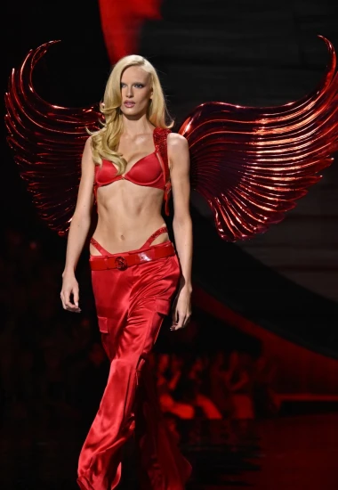 Viktorijine anđelice opet su osvojile svijet: Bella Hadid vodila je reviju Victoria's Secret