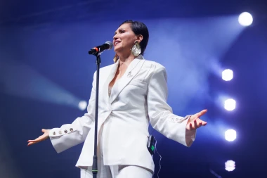 Nina Badrić zasjala u crvenoj haljini: Ovo je njezinih 10 najelegantnijih izdanja s koncerta