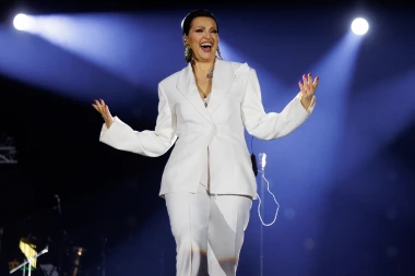 Nina Badrić zasjala u crvenoj haljini: Ovo je njezinih 10 najelegantnijih izdanja s koncerta