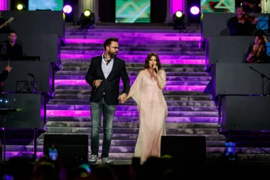 Nina Badrić zasjala u crvenoj haljini: Ovo je njezinih 10 najelegantnijih izdanja s koncerta