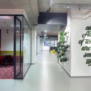 Redizajnirani Booking.com ured inspiriran putovanjem, mobilnošću i zagrebačkim motivima