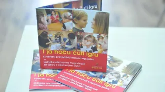 Prvi priručnik za čujuće roditelje gluhe djece