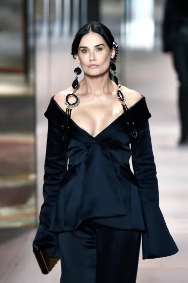 Demi Moore šokirala je sve na pariškom tjednu mode