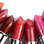 Najnoviji blagdanski beauty hit: Ruževi sa šljokicama!