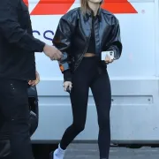 Top ili flop? Slavne dame koje obožavaju nositi čarape na sandale i natikače