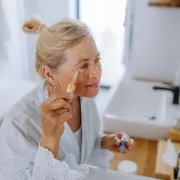 Pomlađuju i obnavljaju kožu: 8 sjajnih seruma s vitaminom C