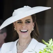 Kraljevska otmjenost: Kate Middleton zablistala u elegantnom bijelom izdanju