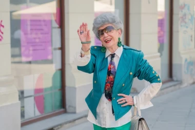 Je li ovo najveselija gospođa na špici? Oduševila nas je osmijehom, ali i originalnom kombinacijom