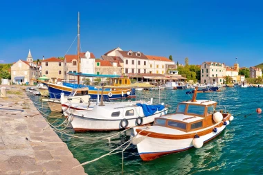 Zlarin je otok koralja, tišine i kristalnog mora koji morate posjetiti