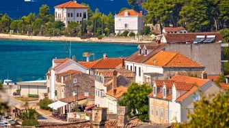 Zlarin je otok koralja, tišine i kristalnog mora koji morate posjetiti