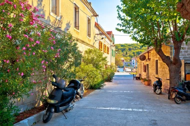 Zlarin je otok koralja, tišine i kristalnog mora koji morate posjetiti