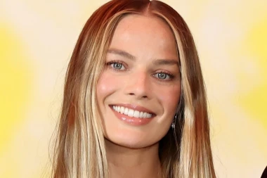 Još ljepša u ulozi majke: Margot Robbie pokazala zašto je mala crna haljina klasik