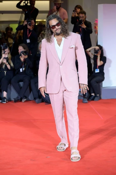 Jason Momoa s ružičastom pedikurom na crvenom tepihu. Pristaje li to najpoželjnijem muškarcu na svijetu?