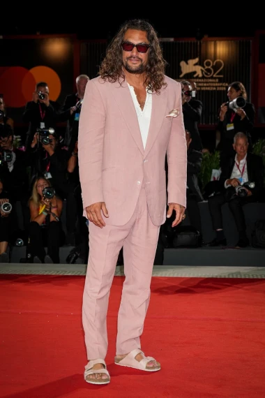 Jason Momoa s ružičastom pedikurom na crvenom tepihu. Pristaje li to najpoželjnijem muškarcu na svijetu?