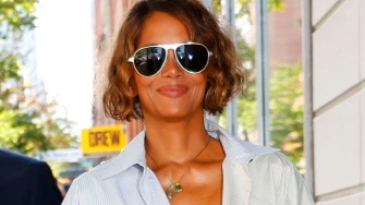 Halle Berry izgleda senzacionalno u košulja-haljini koju želimo u svom ormaru