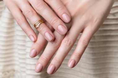 Luksuz na noktima: Kašmir nijansa novi je beauty trend jeseni