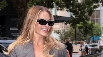 Sivo odijelo nije rezervirano samo za ured, Margot Robbie zna kako ga nositi i u street style verziji