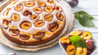 Jednostavan recept za kolač sa šljivama idealan je za sve početnike u kuhinji