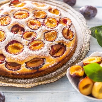 Jednostavan recept za kolač sa šljivama idealan je za sve početnike u kuhinji