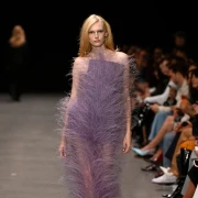 Stella McCartney oduševila bogatim haljinama od perja i rafije, pogledajte te kreacije!