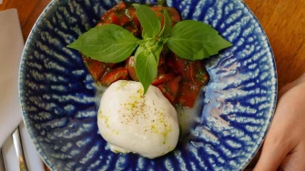 Burrata u jesenskoj kuhinji: Kremasti sir koji se savršeno slaže s toplim okusima sezone