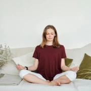 Uskladite se s prirodom: Joga i meditacija za mirnu jesen