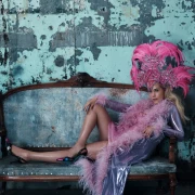 „Showgirls“ slavi 30 godina: Elizabeth Berkley u haljini inspiriranoj filmom