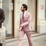 Roza odijelo i crne mokasinke: Muškarac sa špice pokazao da muška moda ne mora biti dosadna