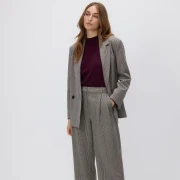 Elegancija s dozom retro šarma: Karirane hlače za efektne jesenske kombinacije