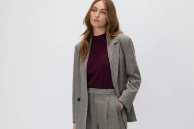 Elegancija s dozom retro šarma: Karirane hlače za efektne jesenske kombinacije