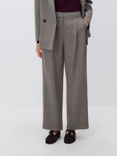 Elegancija s dozom retro šarma: Karirane hlače za efektne jesenske kombinacije