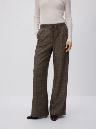 Elegancija s dozom retro šarma: Karirane hlače za efektne jesenske kombinacije