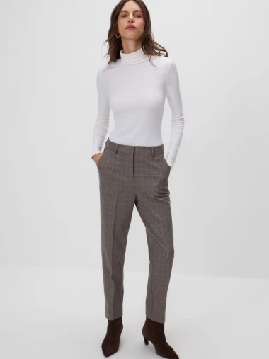 Elegancija s dozom retro šarma: Karirane hlače za efektne jesenske kombinacije