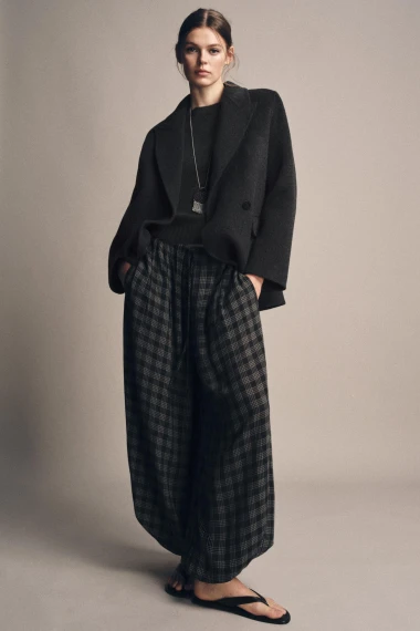 Elegancija s dozom retro šarma: Karirane hlače za efektne jesenske kombinacije