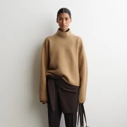 Klasična, ali uvijek moderna: Dolčevita kao temelj zimskih kombinacija